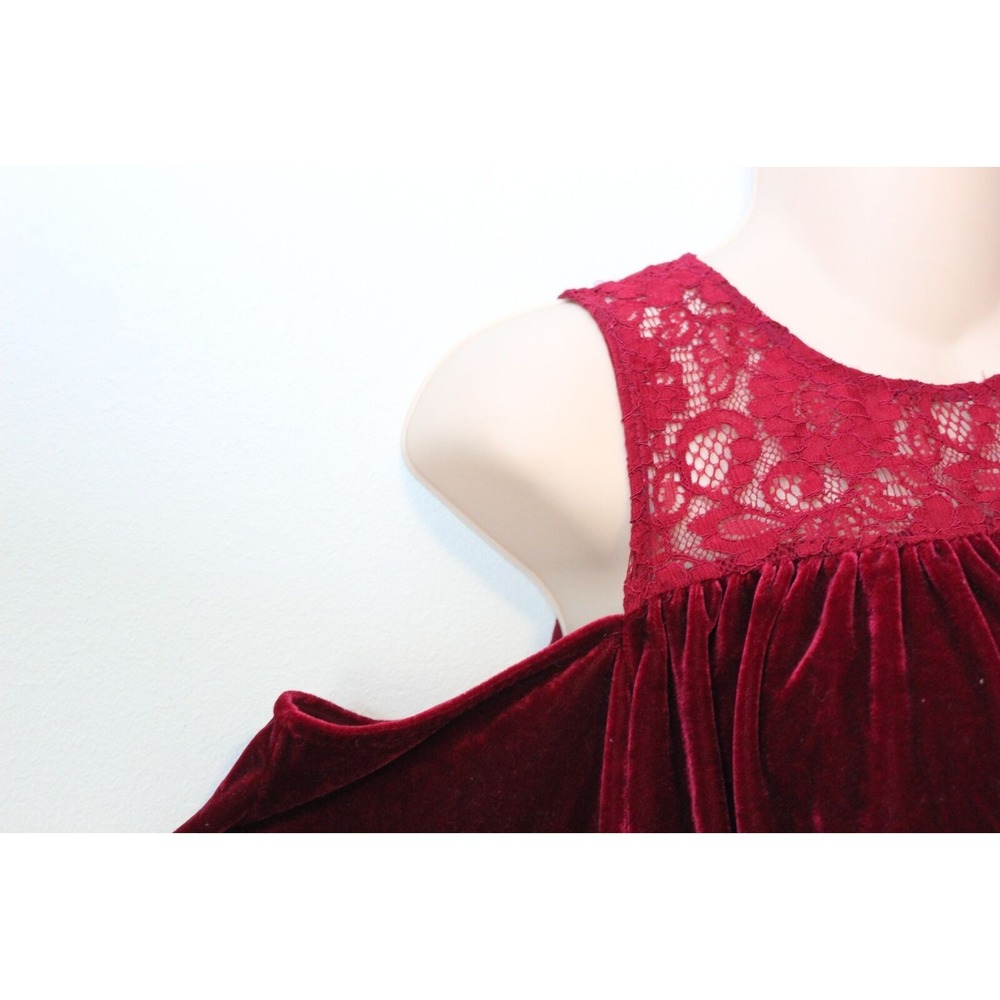 ✨2/$20 NWT Miss Me Cold Shoulder Crushed Velvet Lace Blouse Small Dark Romantic - Picture 3 of 11